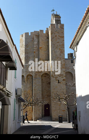 La Chiesa del pellegrinaggio a Saintes-Maries-de-la-Mer in Camargue Francia Foto Stock