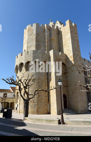 La Chiesa del pellegrinaggio a Saintes-Maries-de-la-Mer in Camargue Francia Foto Stock