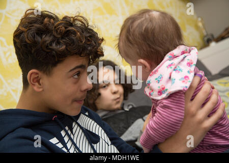 Bambini baby sitting Foto Stock