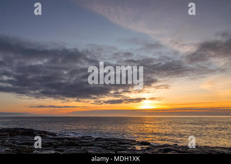 Sunrise a Craster, Northumberland Aprile 2018 Foto Stock