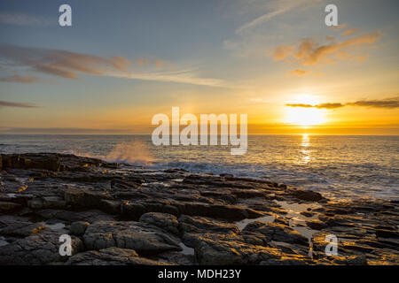 Sunrise a Craster, Northumberland Aprile 2018 Foto Stock