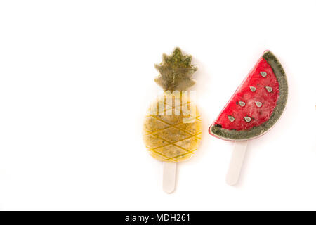 Ananas e anguria popsicles isolati su sfondo bianco. Vista superiore Foto Stock