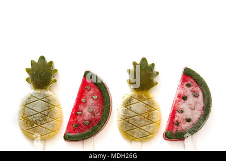 Ananas e anguria popsicles isolati su sfondo bianco. Vista superiore Foto Stock