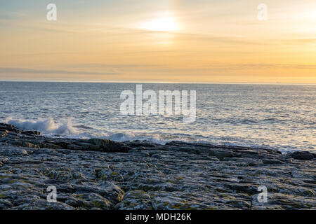 Sunrise a Craster, Northumberland Aprile 2018 Foto Stock