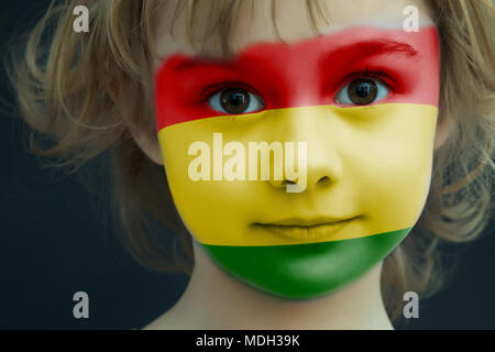 Bambino con un dipinto di bandiera della Bolivia Foto Stock