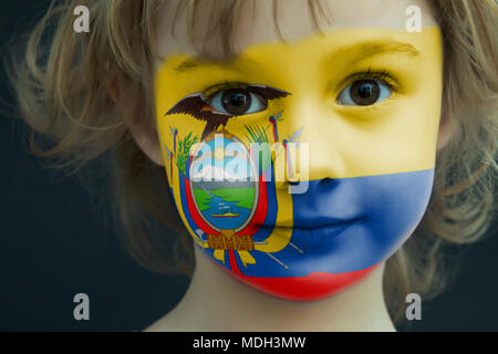 Bambino con un dipinto di bandiera dell'Ecuador Foto Stock