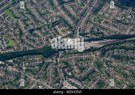 Vista aerea della principale stazione ferroviaria a Orpington nel London Borough of Bromley. La città suburbane è popolare con i pendolari ed è entro Foto Stock