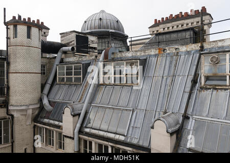 Deatails del tetto della vecchia Central Saint Martins college artistici, Holborn, Londra, Gran Bretagna. 8 gennaio 2017 Foto Stock