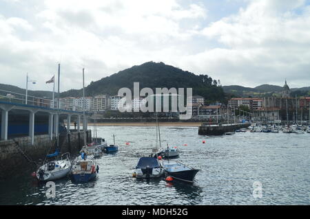 Porto di Lekeitio con le sue barche ormeggiate dai il temporale Hugo a viste di sfondo degli edifici di questa città Presious. Marzo 24, 2018. Architectu Foto Stock