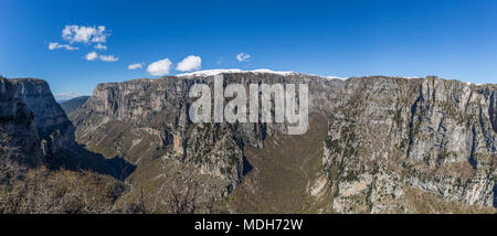 Panorama di Vikos nel Pindo della Grecia settentrionale, il canyon più profondo del mondo Foto Stock