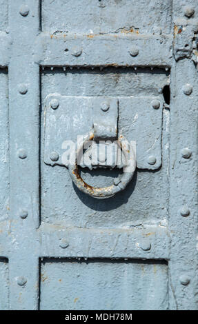 Antica porta forgiato con un anello in verticale Foto Stock