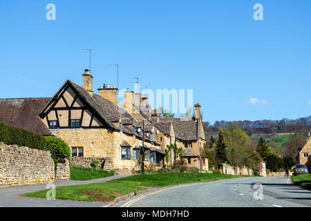 High Street, Broadway, Cotswolds su una soleggiata giornata di primavera con il blu del cielo. Foto Stock