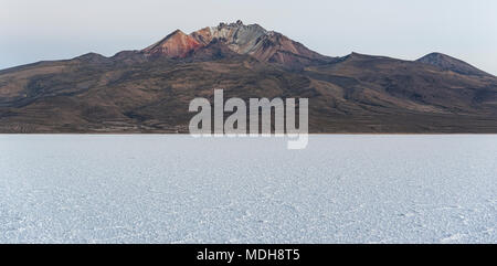 Il mondo la più grande distesa di sale, Salar de Uyuni in Bolivia, fotografati a sunrise - America del Sud Foto Stock