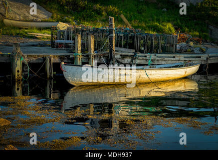 Barche a Peggy's Cove, Nova Scotia al crepuscolo. Foto Stock