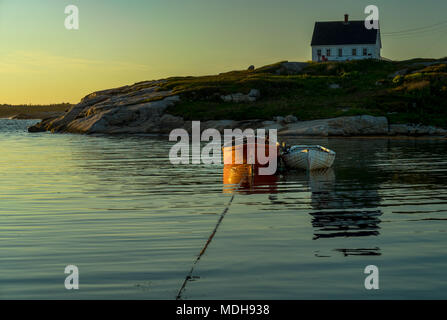 Barche a Peggy's Cove, Nova Scotia al crepuscolo. Foto Stock