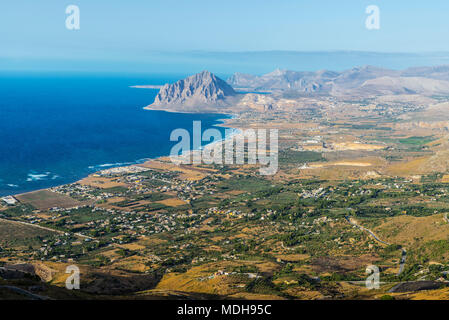 Vista verso il Monte Cofano dal villaggio storico di Erice in Sicilia, Italia Foto Stock