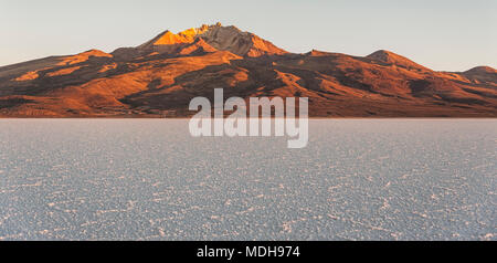 Il mondo la più grande distesa di sale, Salar de Uyuni in Bolivia, fotografati a sunrise - America del Sud Foto Stock