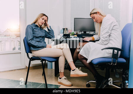Medico di parlare con paziente femmina di medici in ufficio. Foto Stock
