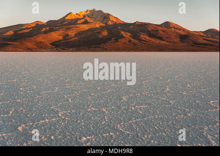 Il mondo la più grande distesa di sale, Salar de Uyuni in Bolivia, fotografati a sunrise - America del Sud Foto Stock