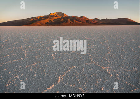 Il mondo la più grande distesa di sale, Salar de Uyuni in Bolivia, fotografati a sunrise - America del Sud Foto Stock