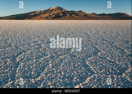 Il mondo la più grande distesa di sale, Salar de Uyuni in Bolivia, fotografati a sunrise - America del Sud Foto Stock