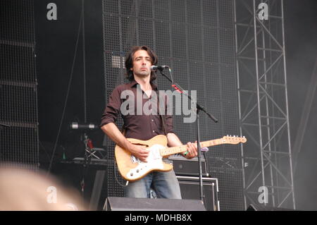 Mauro Pawlowski cantare e suonare la chitarra dal vivo con il deus band al Festival Pohoda, Trencin, Slovacchia - 8 Luglio 2011 Foto Stock