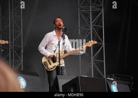 Alan Gevaert cantare e suonare il basso dal vivo con il deus band al Festival Pohoda, Trencin, Slovacchia - 8 Luglio 2011 Foto Stock