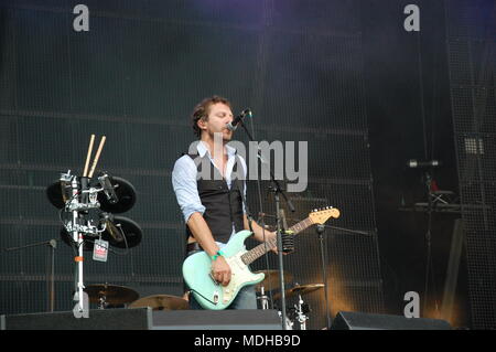 Tom Barman di cantare e suonare la chitarra dal vivo con il deus band al Festival Pohoda, Trencin, Slovacchia - 8 Luglio 2011 Foto Stock