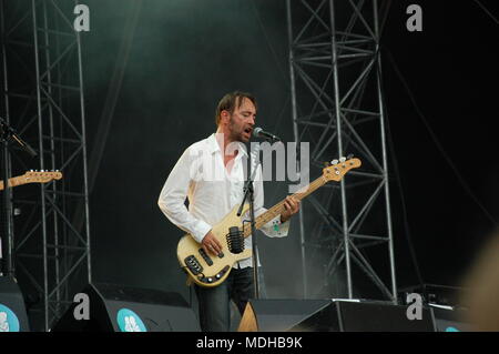 Alan Gevaert cantare e suonare il basso dal vivo con il deus band al Festival Pohoda, Trencin, Slovacchia - 8 Luglio 2011 Foto Stock