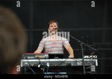 Klaas Janzoons cantare e suonare la tastiera dal vivo con il deus band al Festival Pohoda, Trencin, Slovacchia - 8 Luglio 2011 Foto Stock