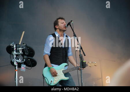 Tom Barman di cantare e suonare la chitarra dal vivo con il deus band al Festival Pohoda, Trencin, Slovacchia - 8 Luglio 2011 Foto Stock