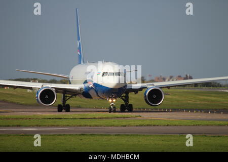 3K-SW880, un Boeing 767-32LF azionato da Silkway West Airlines, a Prestwick International Airport in Ayrshire, in Scozia. Foto Stock