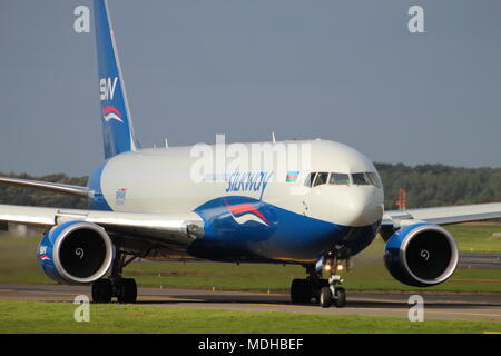 3K-SW880, un Boeing 767-32LF azionato da Silkway West Airlines, a Prestwick International Airport in Ayrshire, in Scozia. Foto Stock