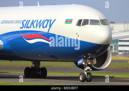 3K-SW880, un Boeing 767-32LF azionato da Silkway West Airlines, a Prestwick International Airport in Ayrshire, in Scozia. Foto Stock