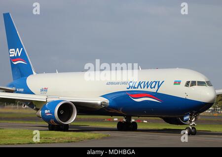 3K-SW880, un Boeing 767-32LF azionato da Silkway West Airlines, a Prestwick International Airport in Ayrshire, in Scozia. Foto Stock