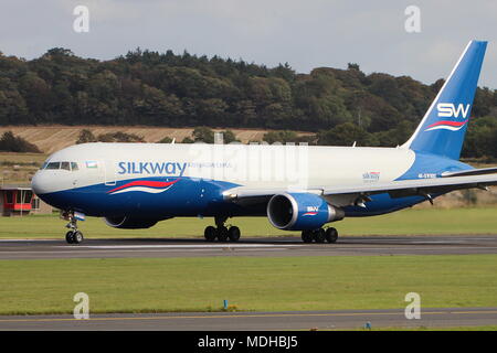 3K-SW880, un Boeing 767-32LF azionato da Silkway West Airlines, a Prestwick International Airport in Ayrshire, in Scozia. Foto Stock