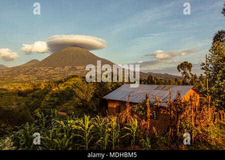 Nube lenticolare su una montagna nel Parco Nazionale dei Vulcani; Ruanda Foto Stock