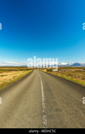 Guardando lungo la strada che dalla penisola Snaefellsnes a Borgarnes; Islanda Foto Stock