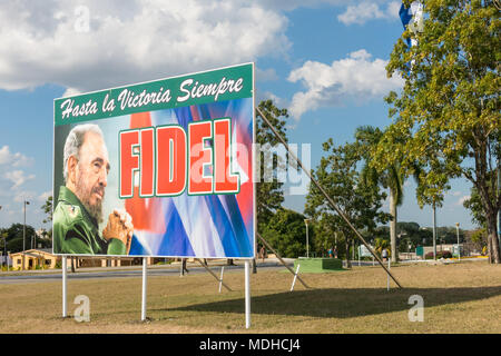 SANTA CLARA, CUBA-gennaio 14, 2017: 'Hasta la victoria siempre'. Slogan della Rivoluzione Cubana con un'immagine di Fidel Castro, in plaza del AP Foto Stock