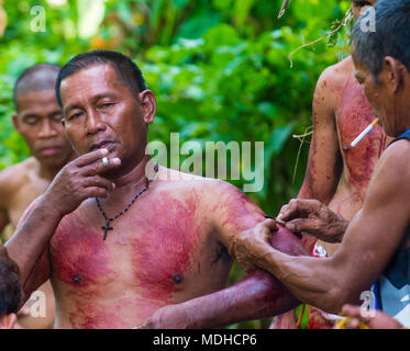 GASAN , Filippine - MARZO 30 : Filippino gli uomini colpiti themselve il Venerdì Santo al cimitero nel Gasan, Marinduque Isola, Filippine il 30 Marzo 2 Foto Stock