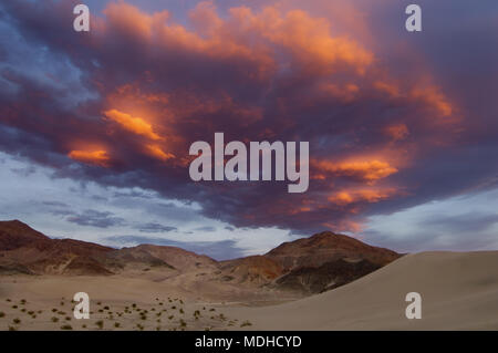 Le dune di sabbia e un tramonto creano un suggestivo paesaggio. Foto Stock