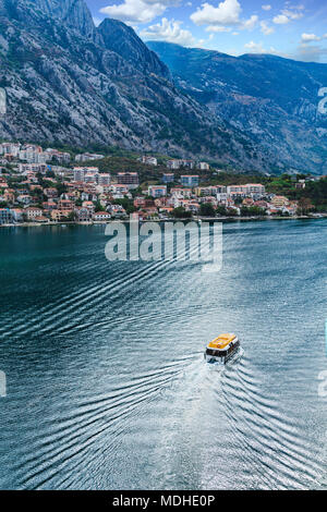 Offerta Barca nel canale voce verso Kotor, Montenegro Foto Stock