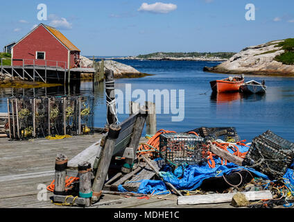 Forniture di pesca in un palo in legno attraccare in un porto vicino Peggy's Cove; Nova Scotia, Canada Foto Stock