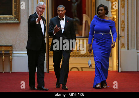 Giamaica il Primo Ministro Andrew Holness (centro) e sua moglie Juliet arriva nella Galleria Est a Buckingham Palace a Londra come la Regina Elisabetta II ospita una cena durante i capi di governo del Commonwealth riuniti. Foto Stock