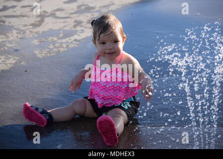 Bambini che giocano al meridiano Splash Park Foto Stock