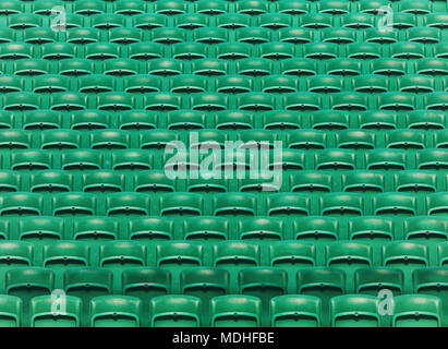 Righe di verde vuoto stadio di piegatura sullo sfondo dei sedili Foto Stock