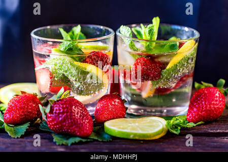 Limonata fatta in casa con fragole e menta Foto Stock