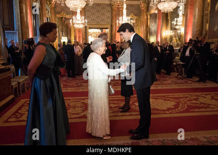 Queen Elizabeth II saluta il Canada il Primo Ministro Justin Trudeau nel blu sala da disegno a Buckingham Palace a Londra come ella ospita una cena durante i capi di governo del Commonwealth riuniti. Foto Stock