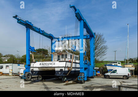 Nave da pesca in una culla in barca in un cantiere navale nei pressi di Skibbereen, County Cork, Irlanda con copia spazio. Foto Stock