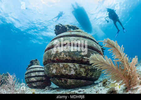 Isla Mujeres, Messico, 18 Aprile 2018 - due sculture di bomba sotto una barca nel museo subacqueo, MUSA. Foto Stock